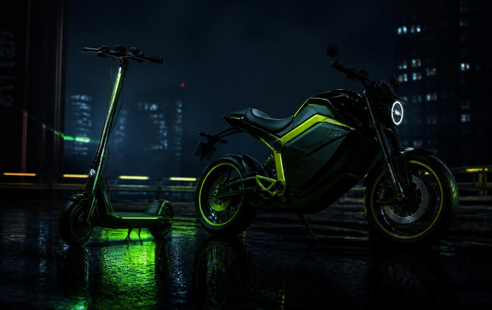Scooter e moto elétrica em ambiente urbano à noite