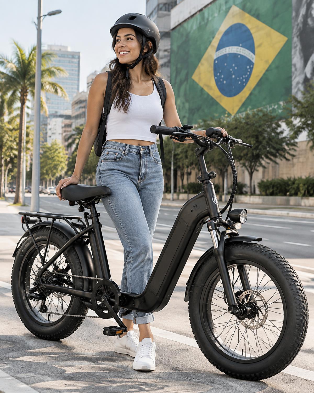 Cliente com bike elétrica diante da bandeira do Brasil