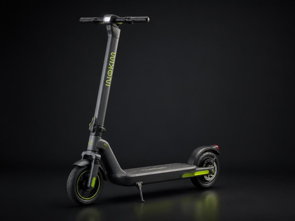 Scooter elétrica em fundo escuro de estúdio